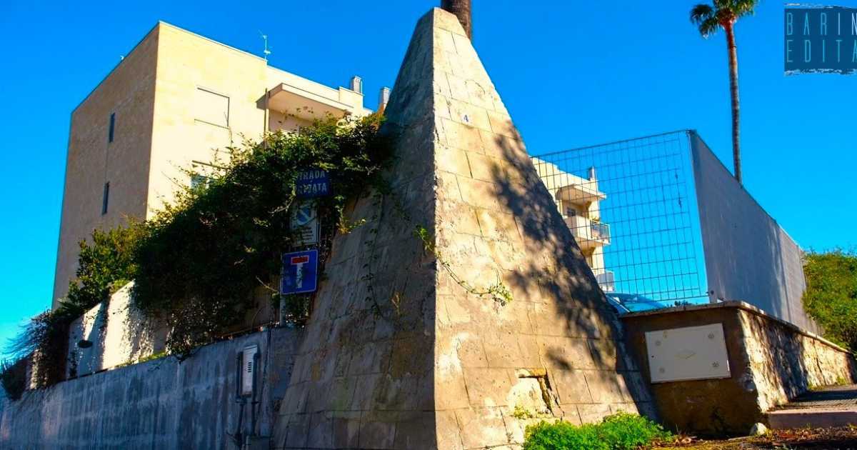 Bari, la misteriosa piramide di Torre a Mare: da decenni si erge sul ciglio di una strada